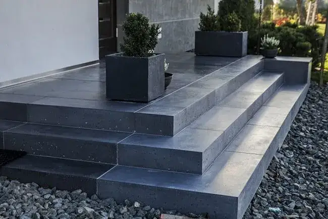Jaki beton na schody zewnętrzne? Kluczowe cechy i wybór materiałów