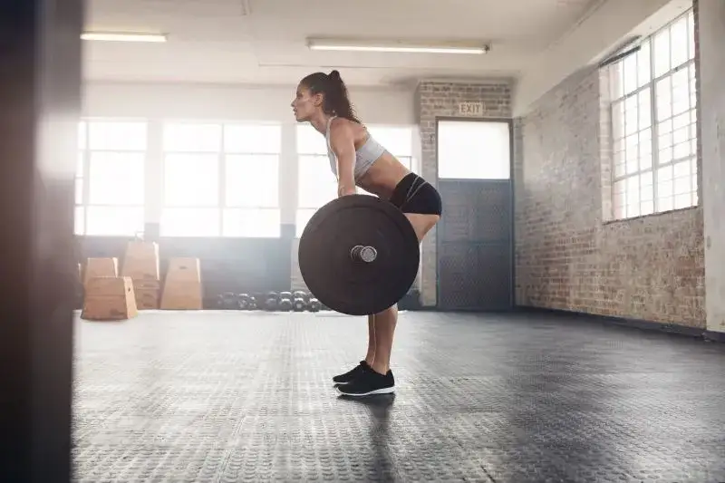 Ile powinien trwać trening siłowy na redukcji? Klucz do skutecznego spalania tłuszczu