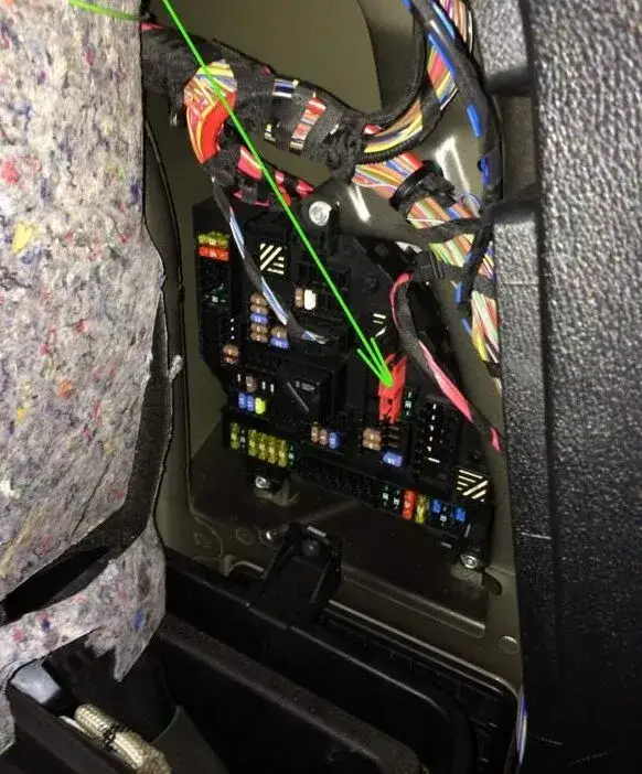 Gdzie znajdują się bezpieczniki w BMW X3 F25? Oto kluczowe informacje