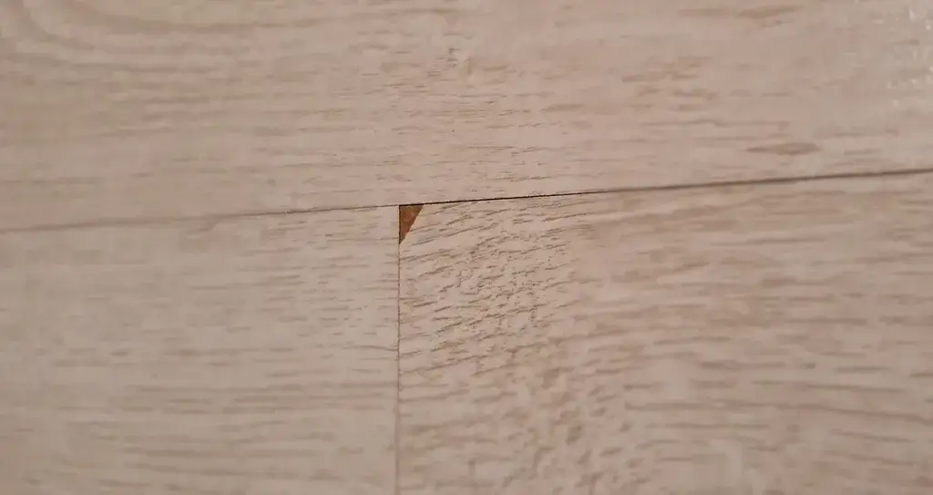 Jak skutecznie naprawić dziurę w panelu podłogowym? Zobacz metody!