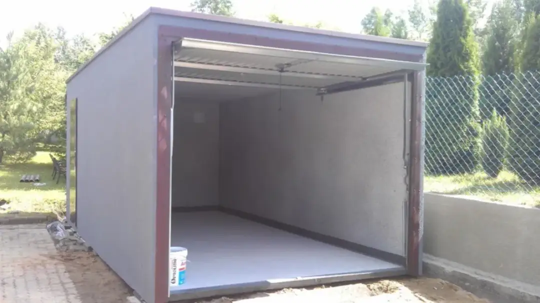 Garaż betonowy vs. pokrowiec na samochód: co lepiej chroni Twoje auto?