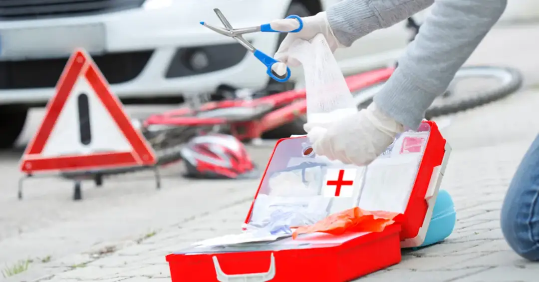 Co powinna zawierać apteczka samochodowa, aby być skuteczna w kryzysie?