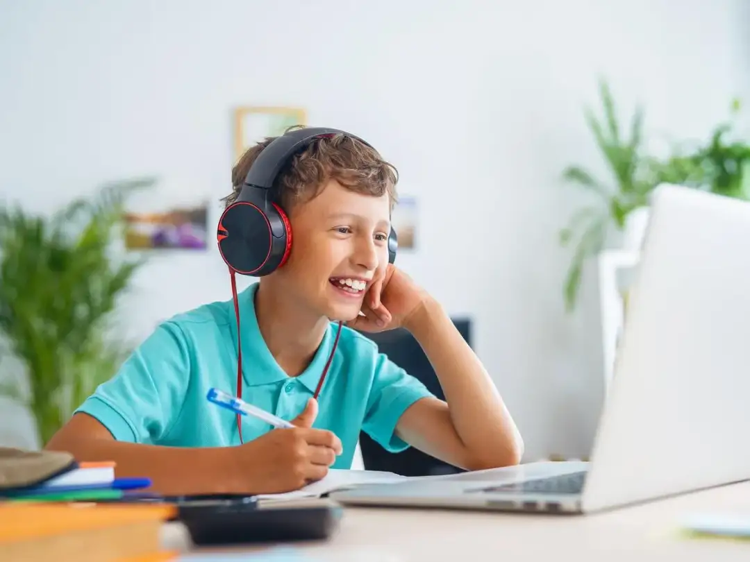 Czy w szkole w chmurze są oceny? Jak działa system oceniania online