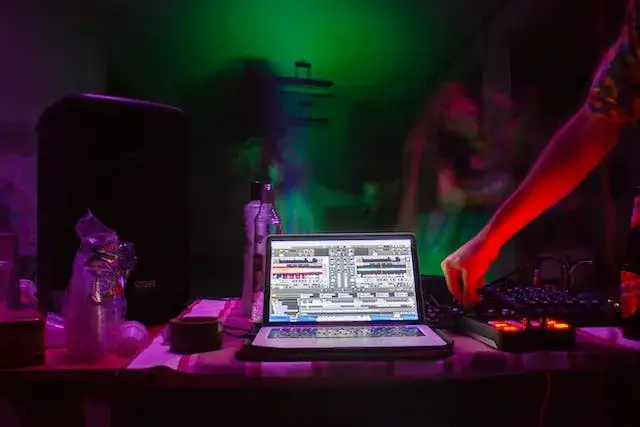 Ile zarabia DJ Hazel? Poznaj zarobki jednego z topowych DJ-ów w Polsce