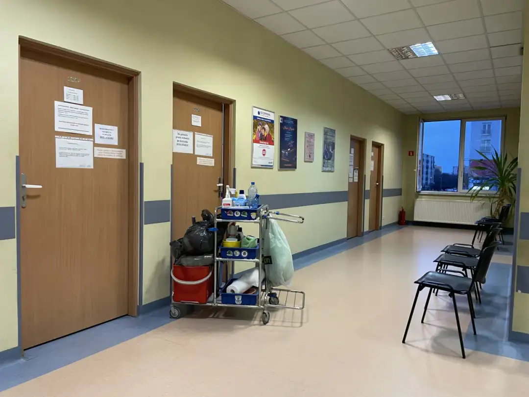 Pracownik niemedyczny – kim jest i jak wspiera służbę zdrowia?