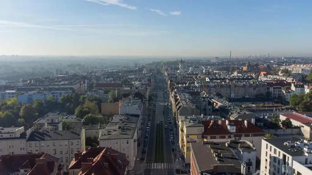 Jak dojechać na lotnisko Poznań-Ławica? Sprawdź najlepsze opcje transportu