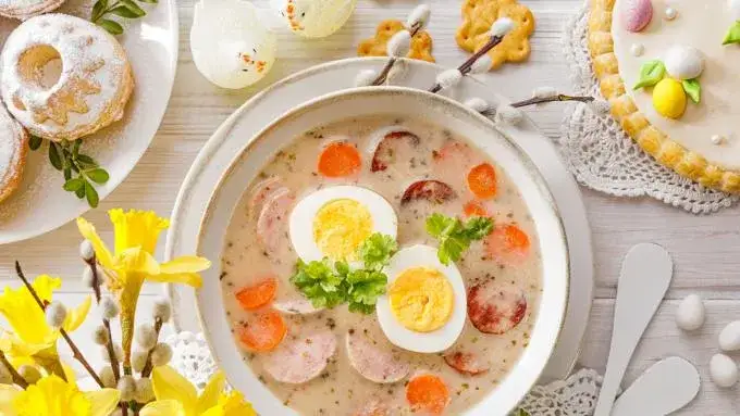 Ile kalorii ma żurek z jajkiem i kiełbasą? Sprawdź, co zyskujesz!