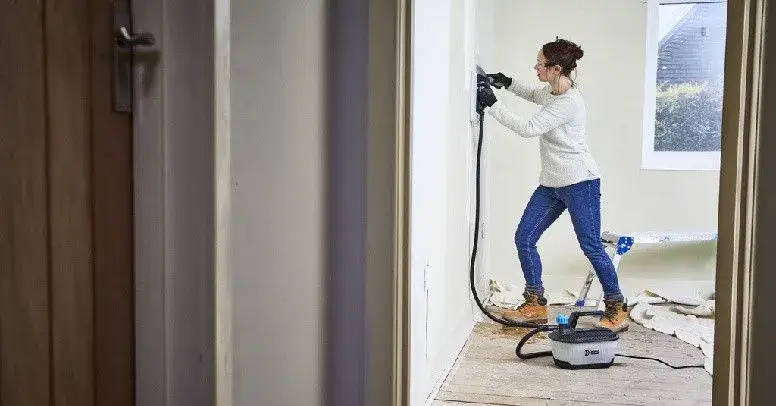 Jak usunąć tapetę flizelinową bez stresu i zbędnych problemów