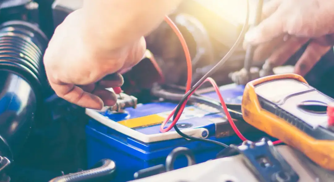 Jak prawidłowo podłączyć akumulator, by uniknąć niebezpieczeństw?