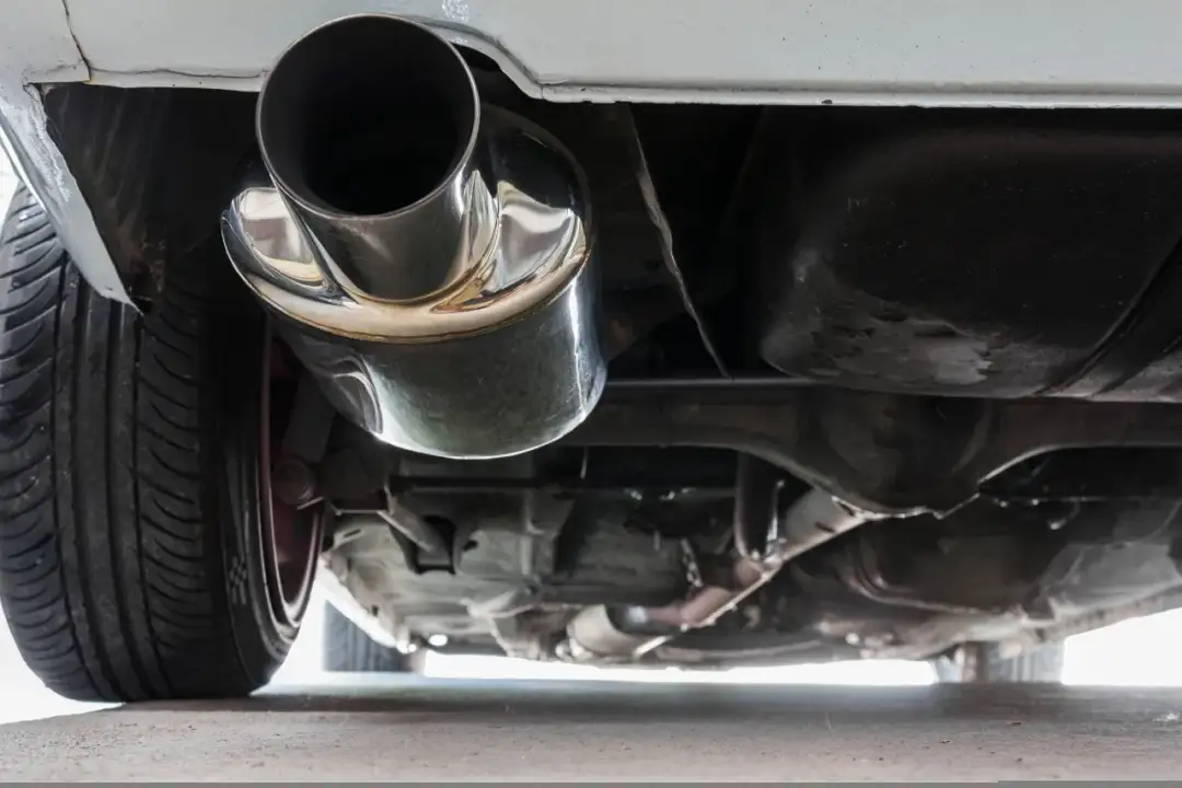 Jak zrobić strzały z wydechu: Bezpieczne sposoby na efektowne brzmienie