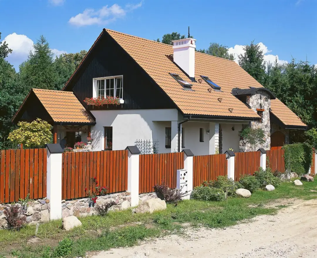 Jak ocieplić stary drewniany dom, unikając problemów z wilgocią?