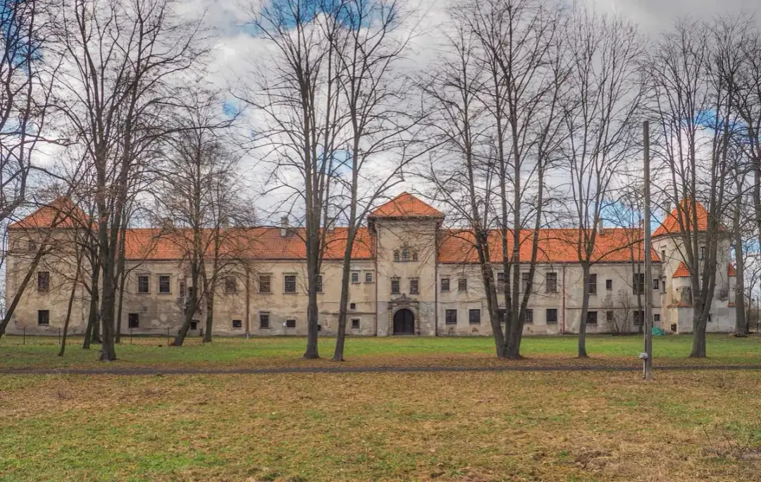 Zamek w Bykach: Historia, architektura i tajemnice rodu Jaxa-Bykowskich