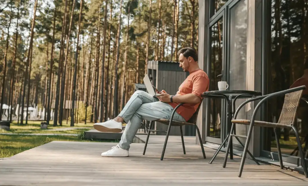 Dlaczego młodzi Europejczycy wybierają życie w mniejszych miastach? Nowy trend ucieczki od metropolii