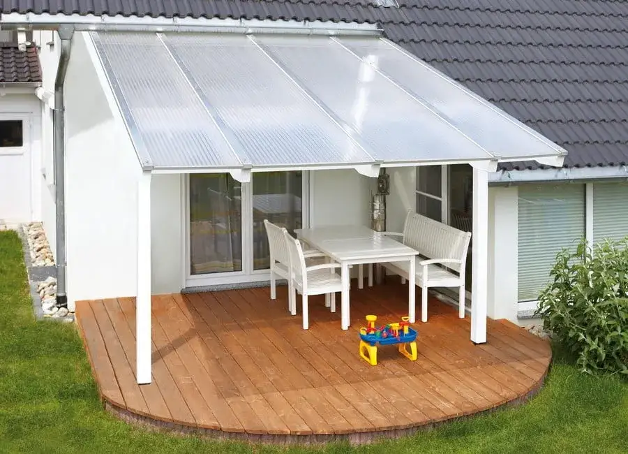 Poliwęglan lity czy komorowy na taras – który wybrać, by uniknąć błędów?