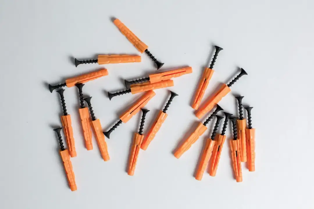 Jakie kołki do suporeksu wybrać, aby uniknąć problemów z mocowaniem?