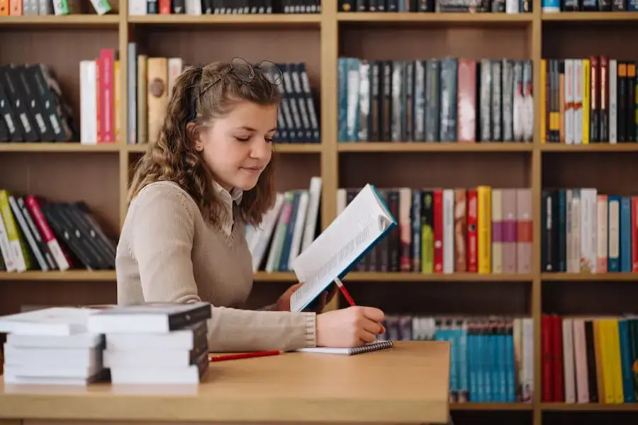 Recenzja książki po niemiecku z tłumaczeniem, która ułatwia naukę