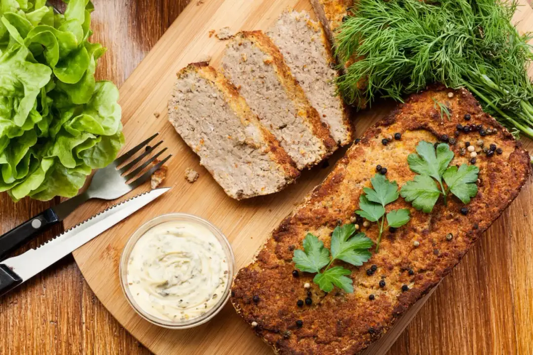 Czym posypać pasztet przed pieczeniem, aby zaskoczyć smakiem?