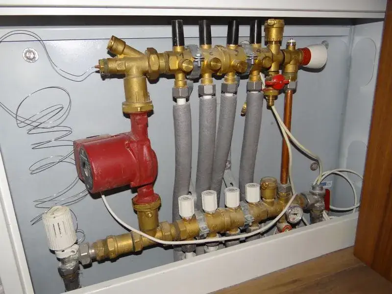 Jak działa rozdzielacz ogrzewania podłogowego i jak uniknąć błędów w jego działaniu