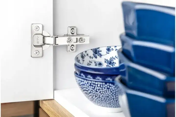 Jaki zawias do szafki - uniknij błędów przy wyborze i montażu