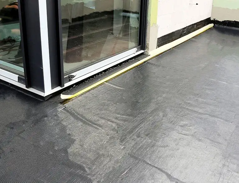 Folia na tarasy i balkony: Jak wybrać najlepszą ochronę?