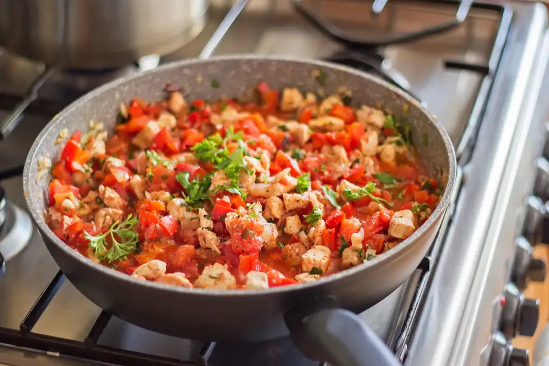 Prosty przepis na makaron penne z kurczakiem – smaczny obiad w 30 minut