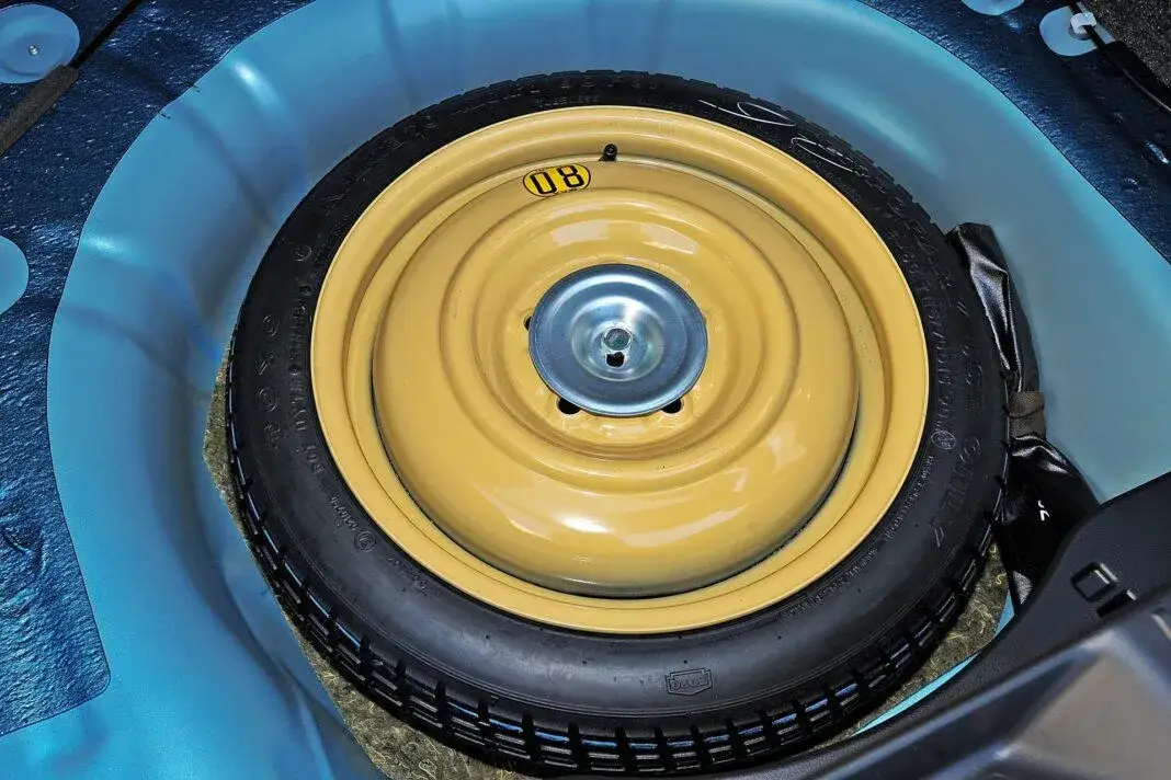 Czy mniejsze koło zapasowe jest legalne i bezpieczne? Sprawdź przepisy i konsekwencje