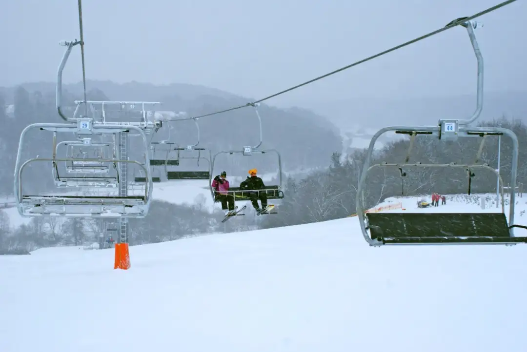 Ile kosztuje karnet na stok narciarski? Ceny, zniżki i porady