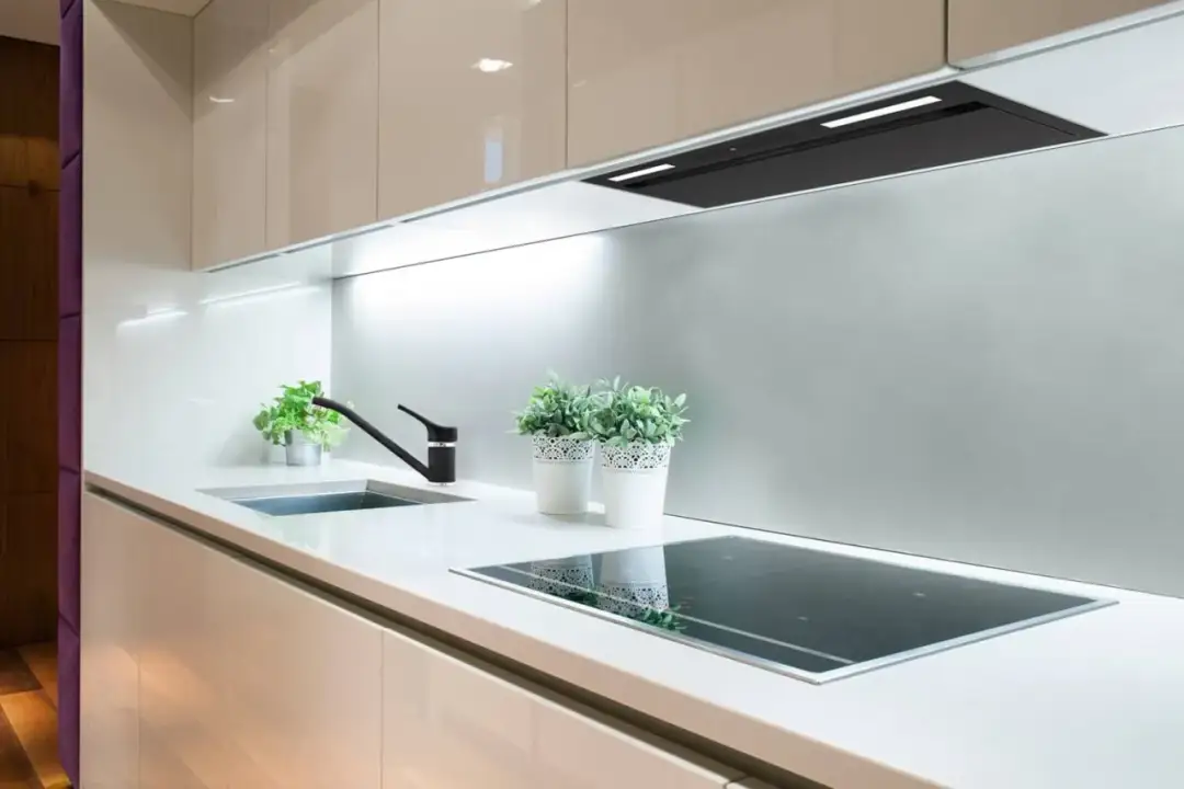 Idealny okap do szafki 60 cm: błędy, które popełniasz przy wyborze