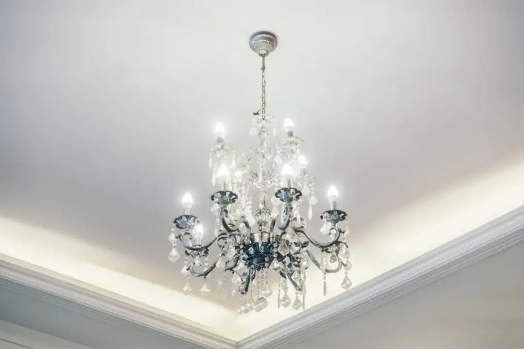 Jak podłączyć nowy żyrandol do starej instalacji bez ryzyka błędów