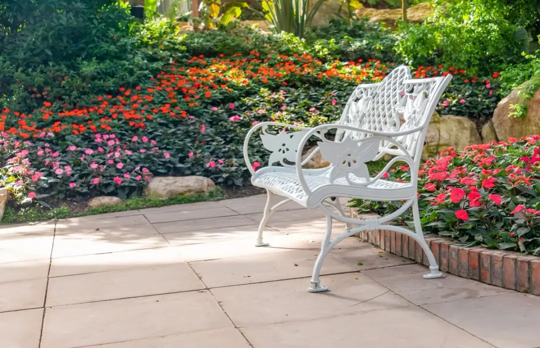 Metalowe meble ogrodowe retro: elegancja i funkcjonalność w ogrodzie