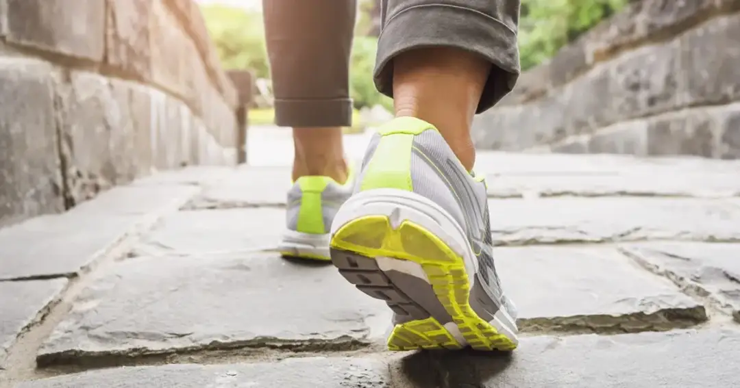 Czy spacer odchudza? Sprawdź, jak skutecznie schudnąć chodząc