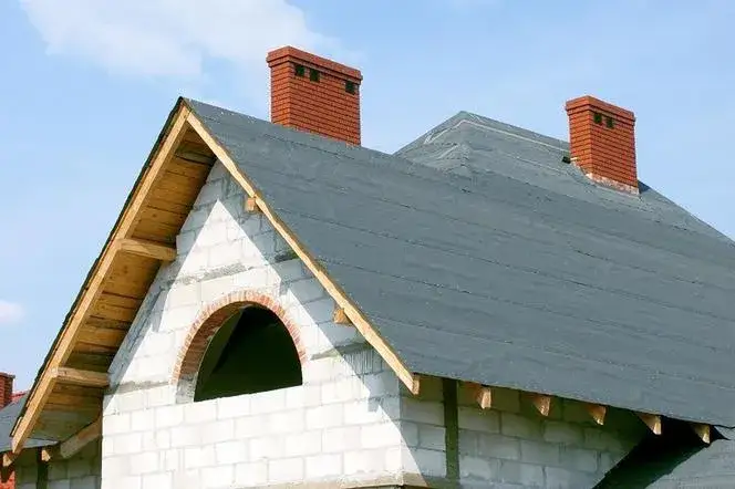 Papa samoprzylepna czy termozgrzewalna – która lepiej sprawdzi się w trudnych warunkach?