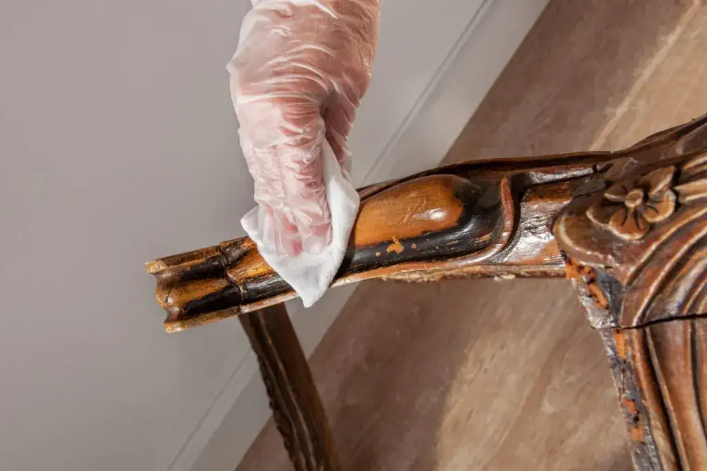 Czym pomalować lakierowane krzesła, aby uniknąć zniszczeń?