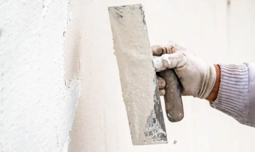 Tynk akrylowy czy silikatowy – który wybór uchroni przed kosztami?