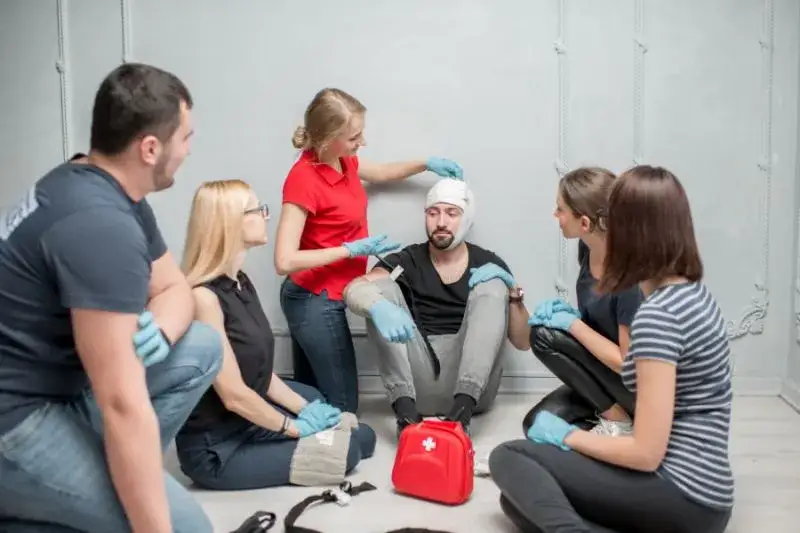 Kto może szkolić z pierwszej pomocy? Wymagania, certyfikaty i uprawnienia