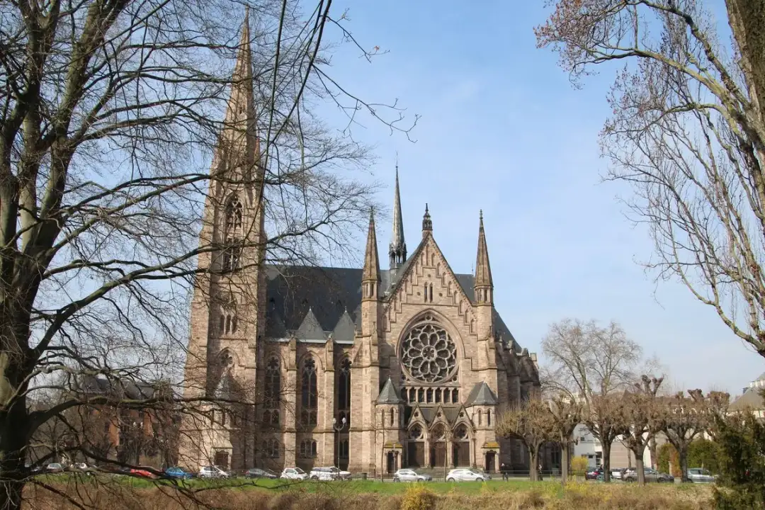 Koszty prądu w kościele: prawda o tym czy kościół płaci za energię