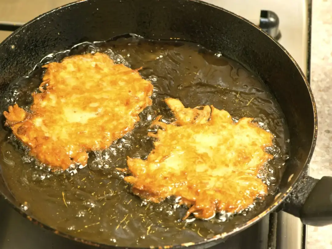 Jak zrobić, żeby placki ziemniaczane nie piły tłuszczu i były chrupiące