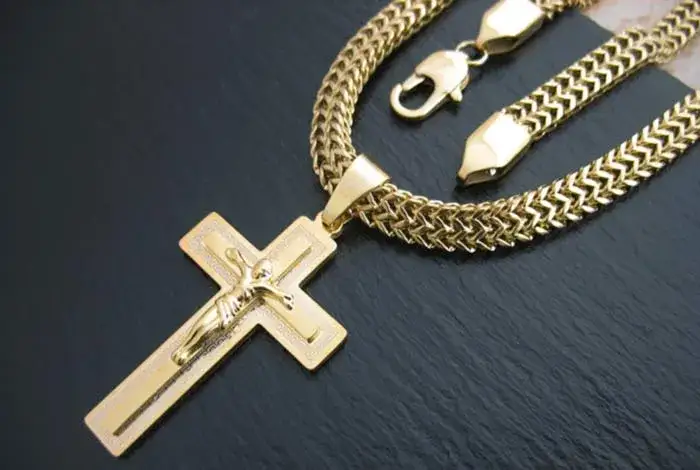 Jak wybrać idealny naszyjnik dla mężczyzny – porady i inspiracje