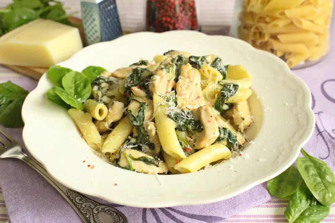 Penne z kurczakiem i szpinakiem w sosie śmietanowym - łatwy przepis