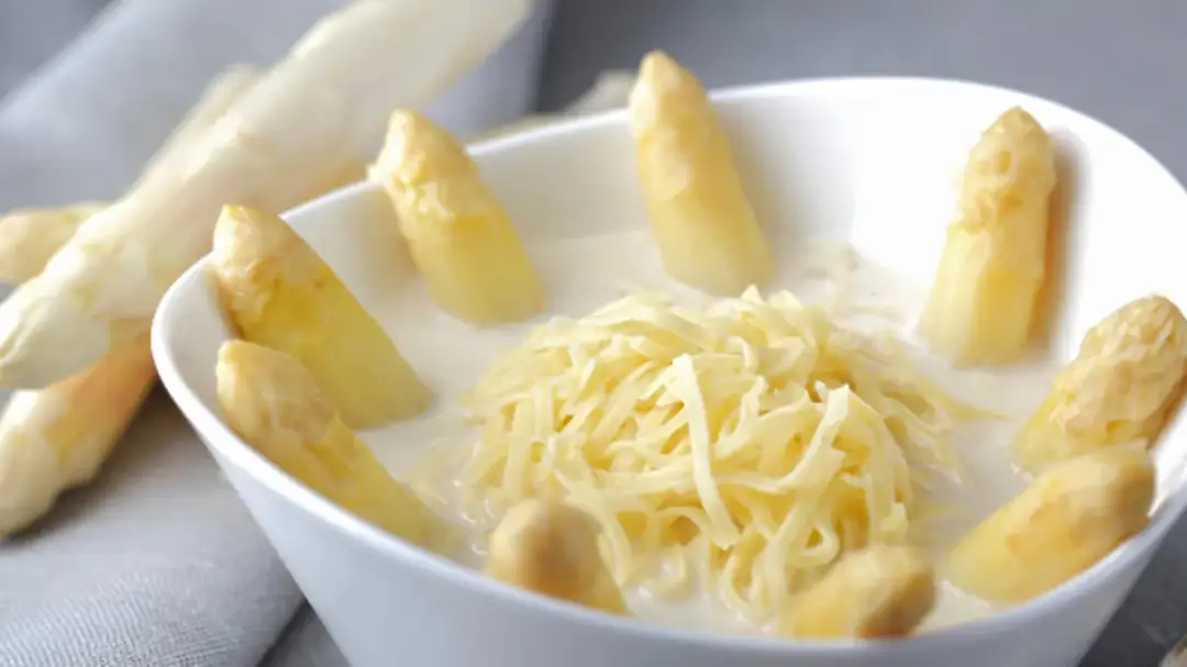 Pyszna zupa szparagowa krok po kroku. Prosty przepis, który zachwyci każdego