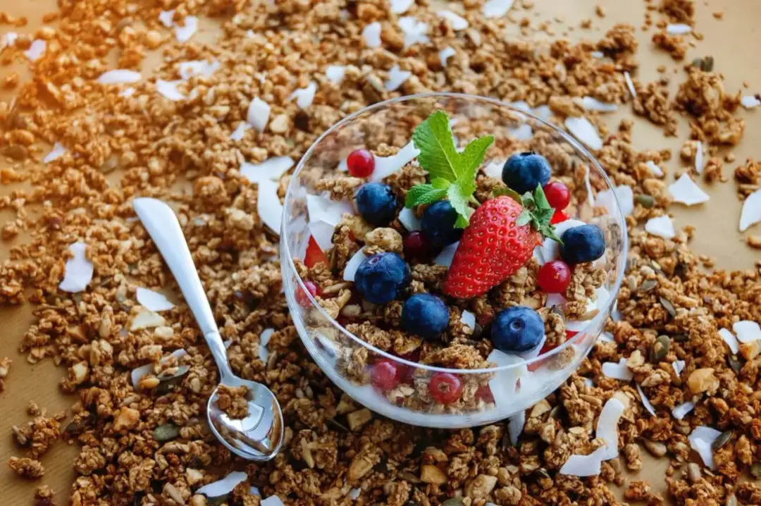 Czy granola jest dietetyczna? Wszystko o kaloriach, cukrze i zdrowych zamiennikach
