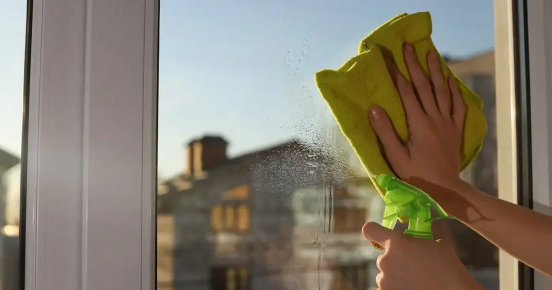 Jak umyć duże okna bez smug? 5 skutecznych sposobów