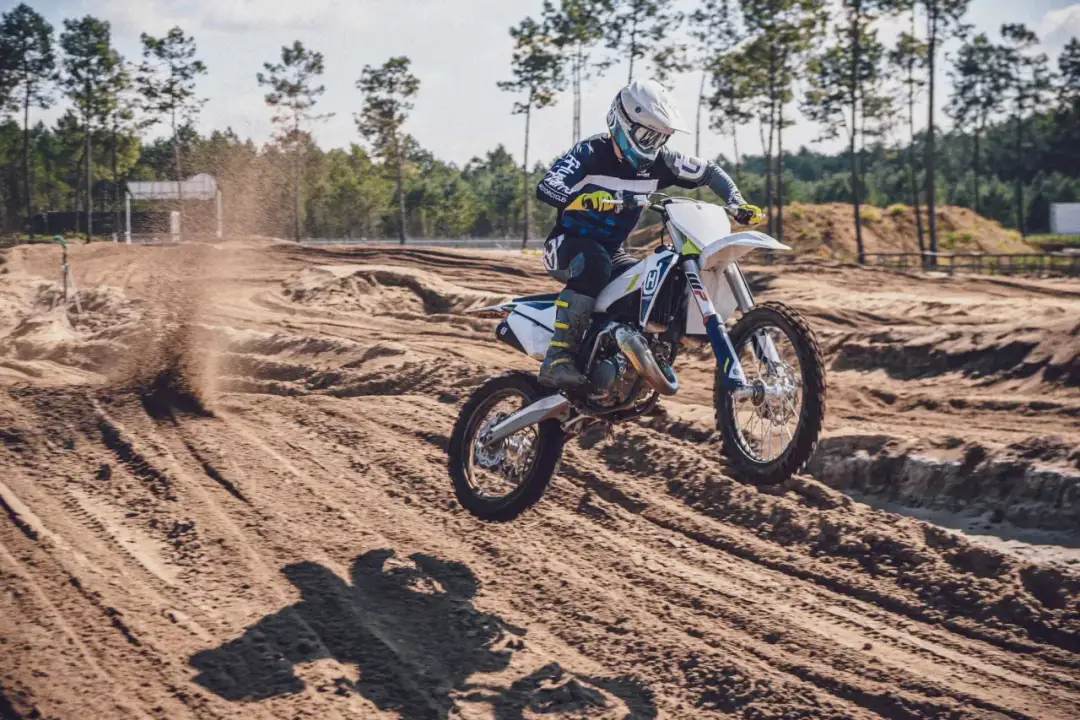 Husqvarna TC 125 z Koni: czy to najlepsze połączenie dla motocykla?