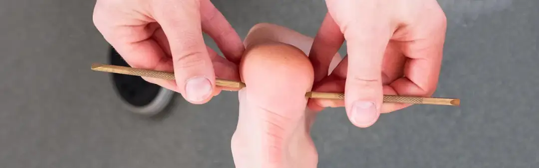 Co oznacza ból pięt? Przyczyny, objawy i skuteczne metody radzenia sobie