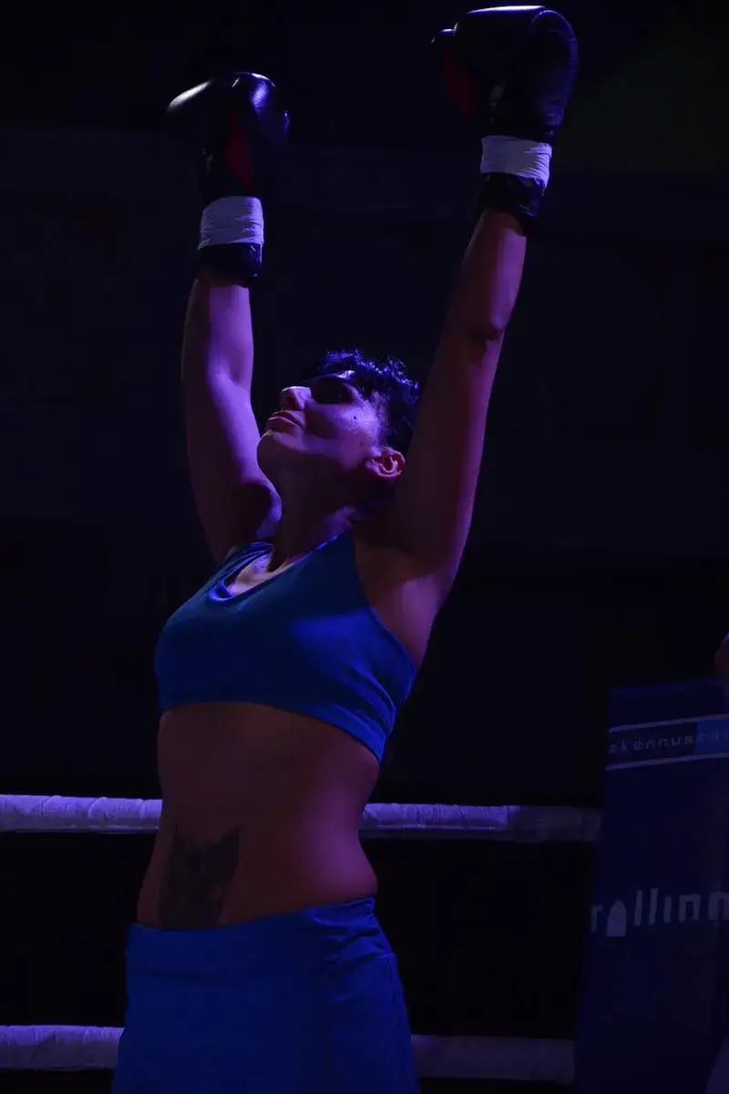 Kim jest bokser z reklamy Agata Meble? Poznaj tajemnicę tej postaci!