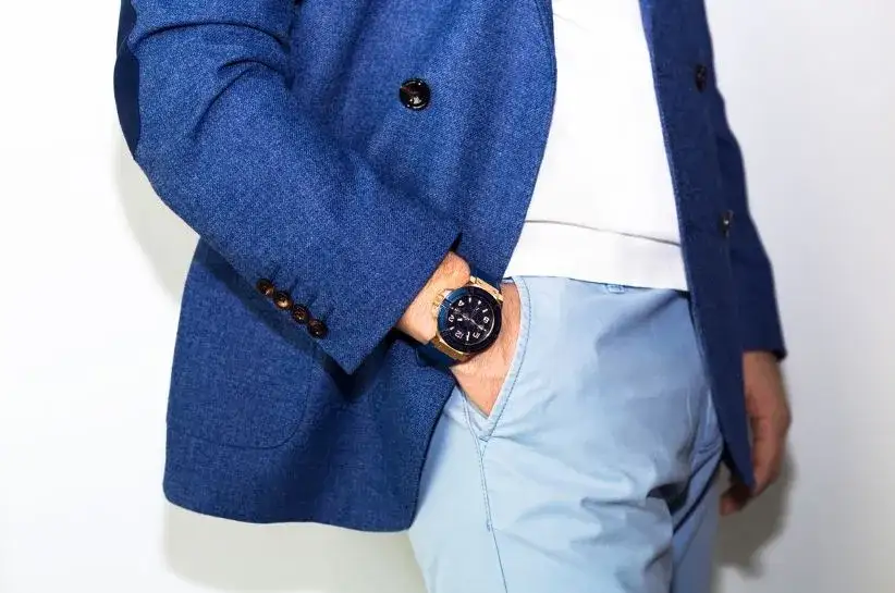 Jaką koszulę wybrać do niebieskiej marynarki, by zachwycać stylem?