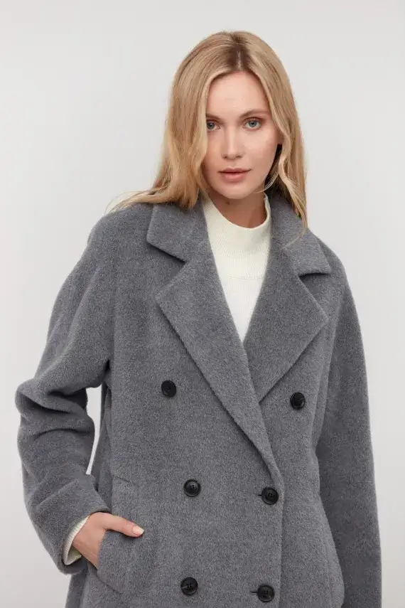 Płaszcz jedno czy dwurzędowy damski - który wybrać? Poradnik