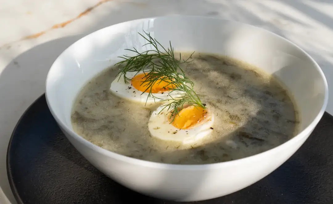 Jakie przyprawy do zupy szczawiowej, by wydobyć jej pełny smak?