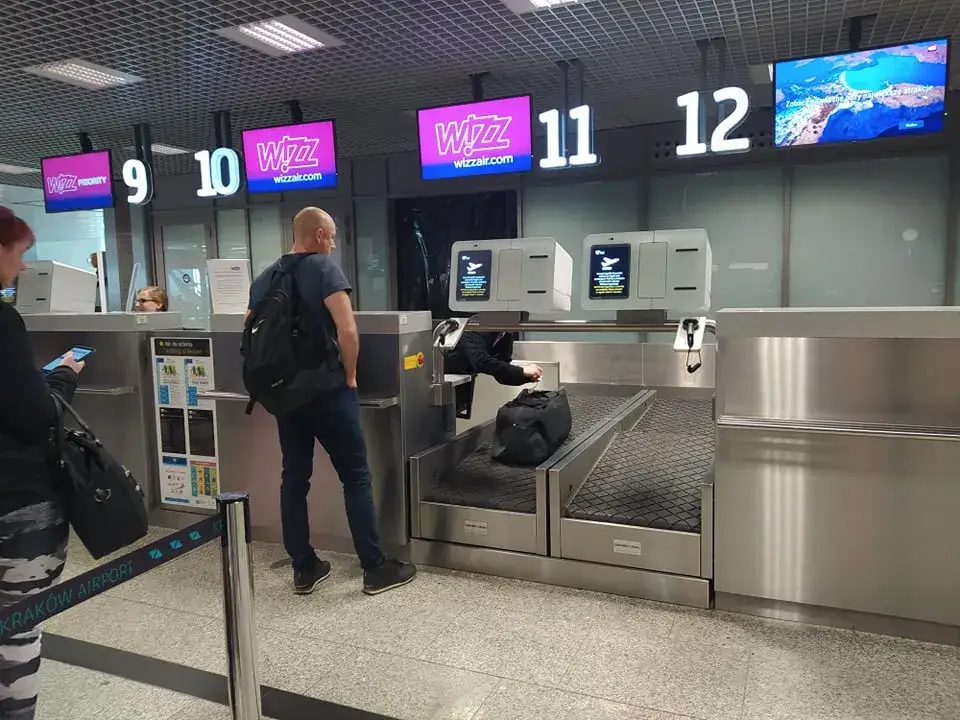 Jak nadać bagaż na lotnisku i uniknąć powszechnych błędów