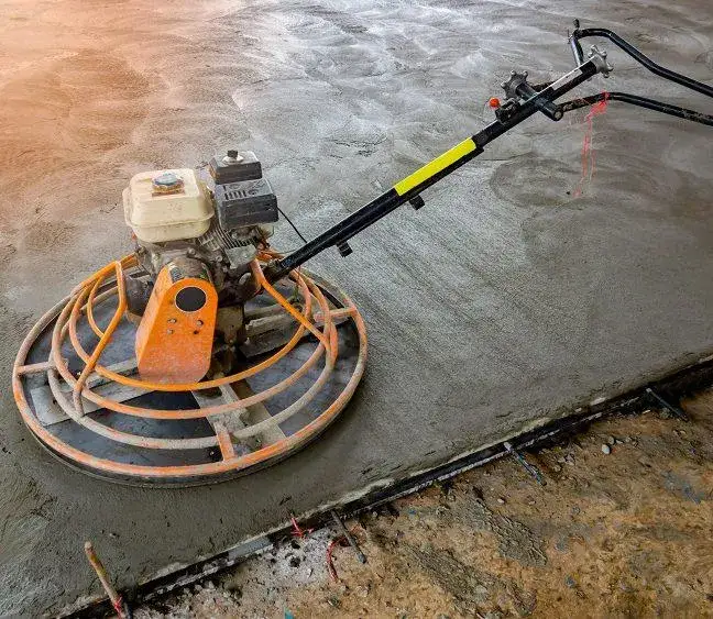 Kiedy zacierać beton gruszką? Optymalny czas i błędy, których unikać